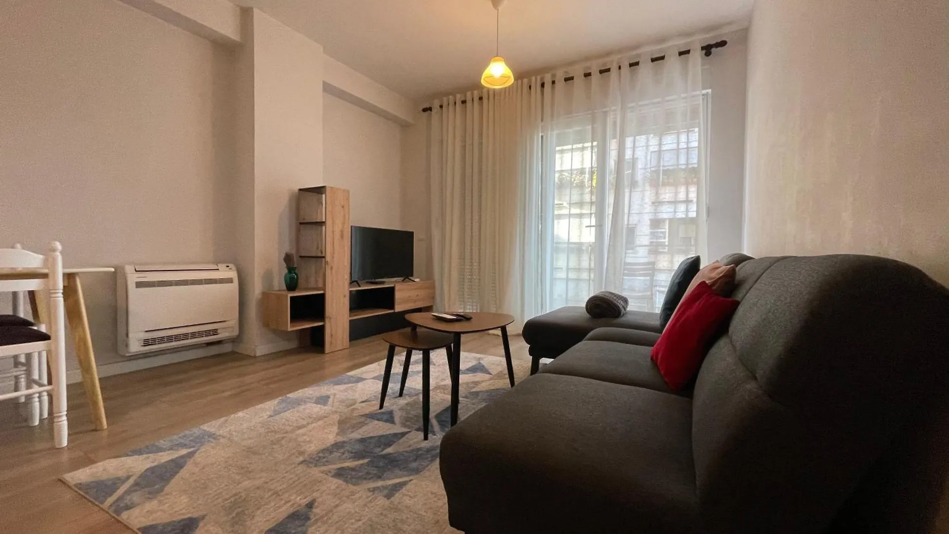 Bonbon 1 - Quiet Central 1 Bedroom Tirana