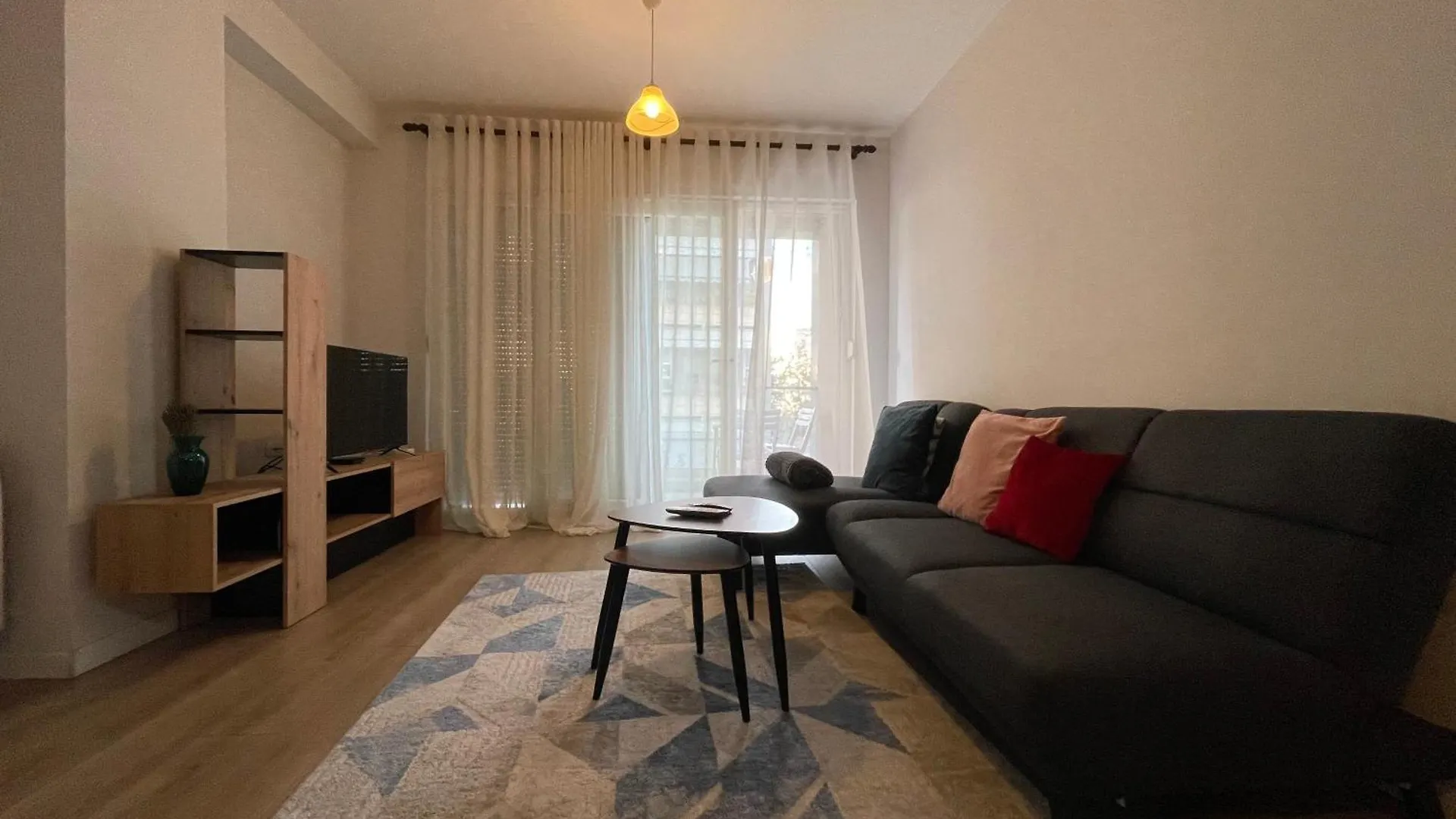 Bonbon 1 - Quiet Central 1 Bedroom Apartment Tirana